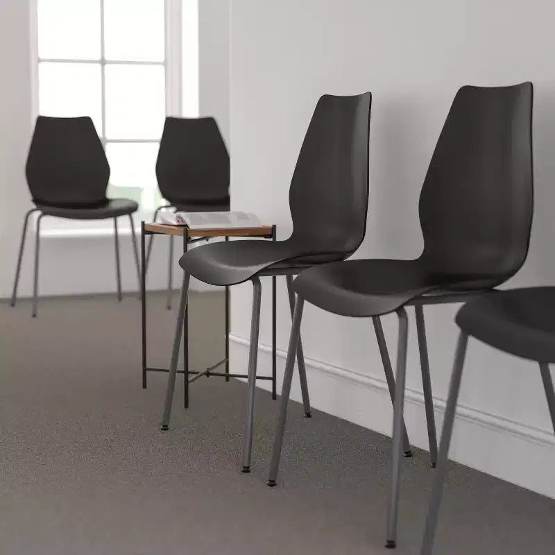 Lot de 4 chaises empilables de 350 kg avec support lombaire et cadre argenté