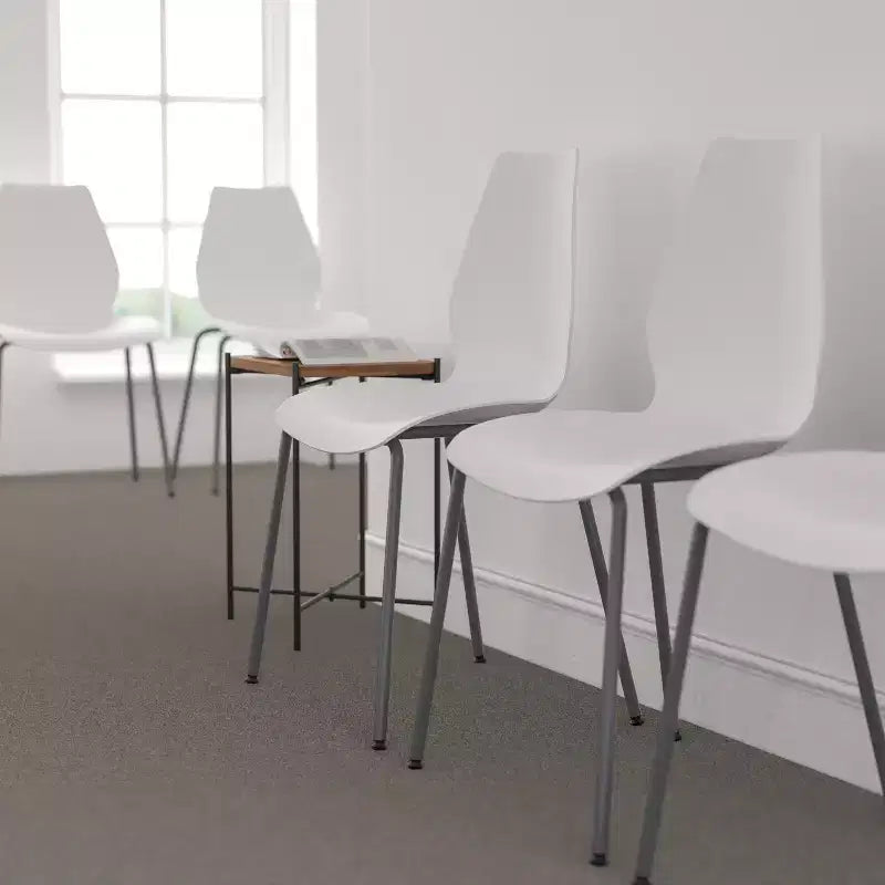 Lot de 4 chaises empilables de 350 kg avec support lombaire et cadre argenté